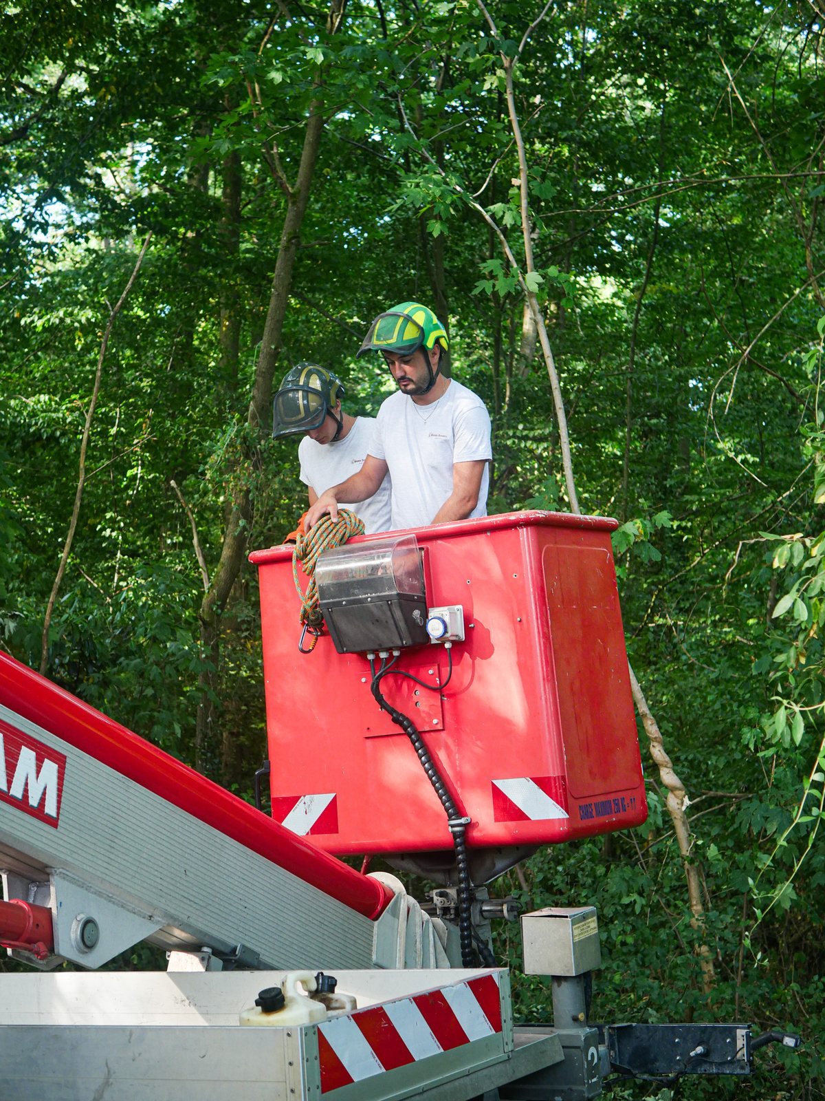 Équipe Arbres Services dans la nacelle