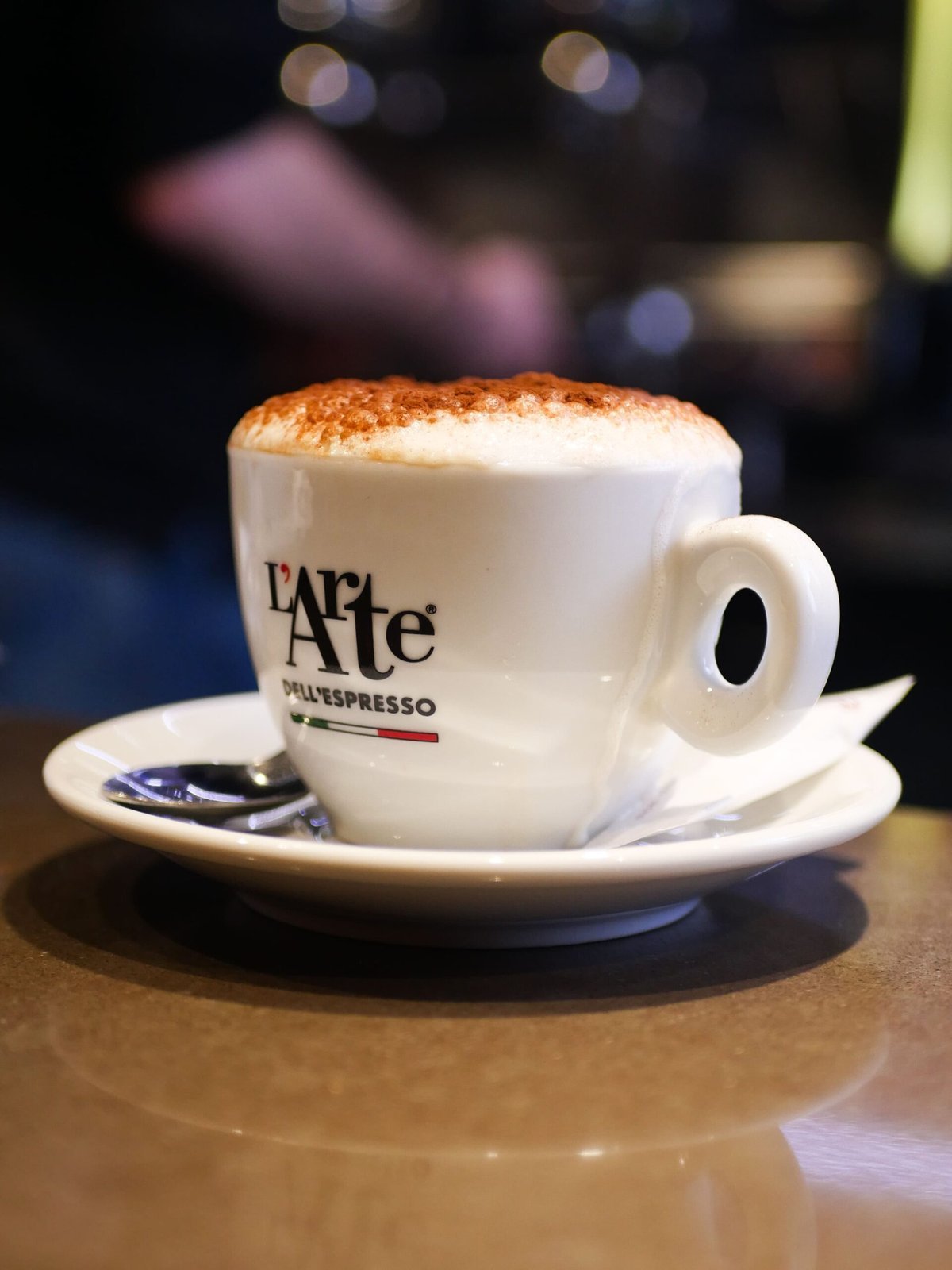 Cappuccino servi au comptoir